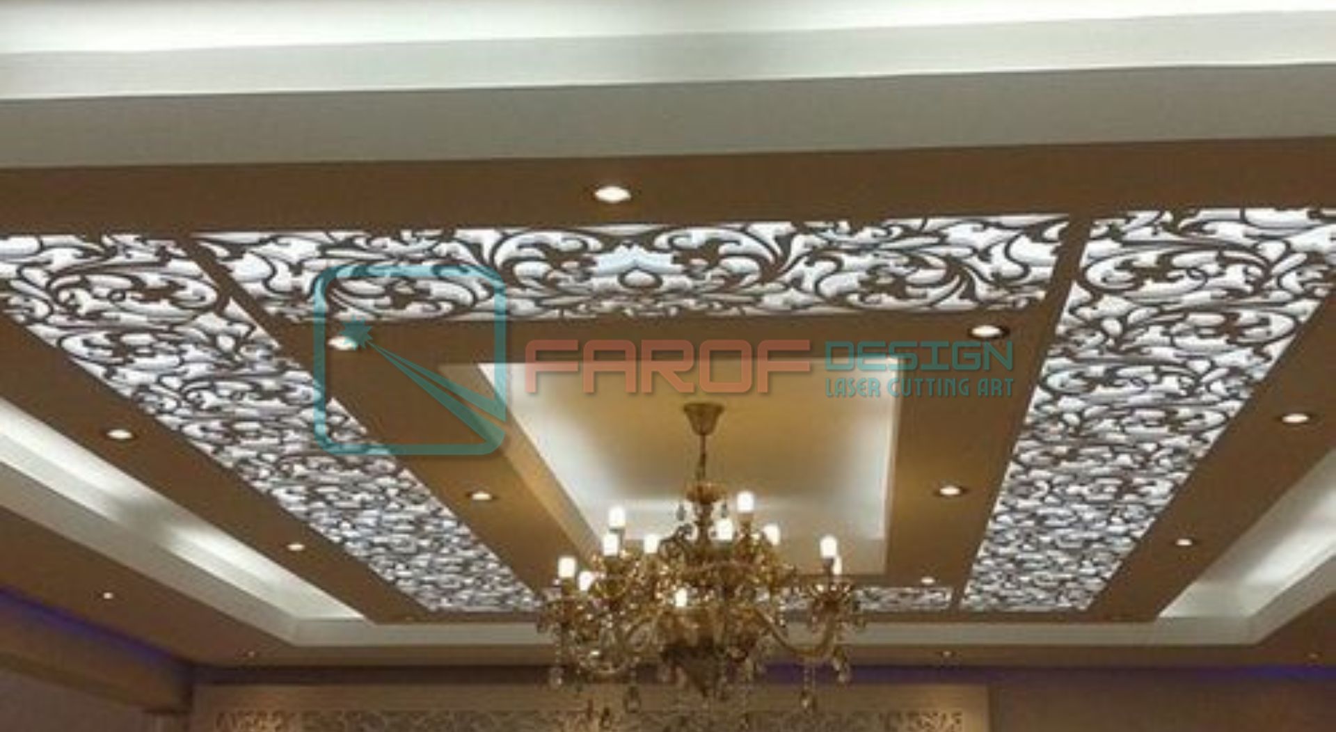 Plafon gypsum dengan panel laser cutting motif floral dan pencahayaan LED, dilengkapi lampu gantung kristal elegan di tengah ruangan.